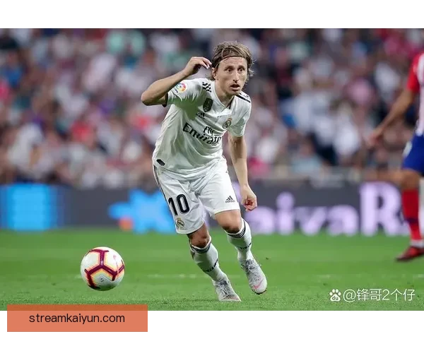西甲球队皇马在欧冠赛场表现稳健，迎来三连冠伟业的辉煌时刻